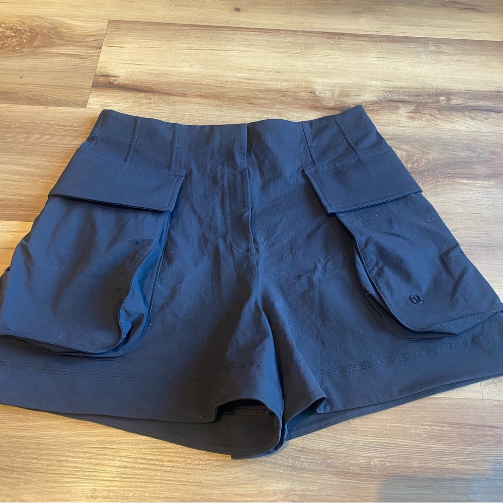 Lululemon super high rise cargo short black size 8 - Picture 2 of 4